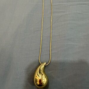 Elegant Gold Teardrop Pendant Necklace